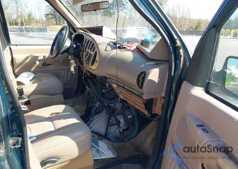 1998 Ford E-150 Recreational z USA, uszkodzony, nr VIN 1FDRE1467WHB64526